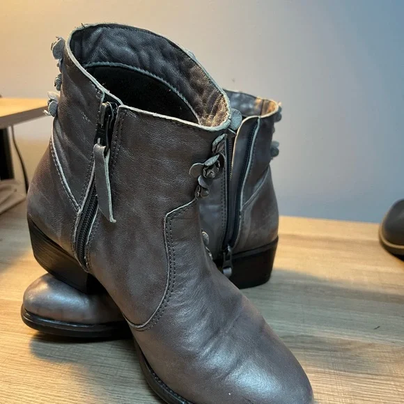 Gray Ankle Boots with Floral Decoration and Stacked Heel - Picture 4 of 4